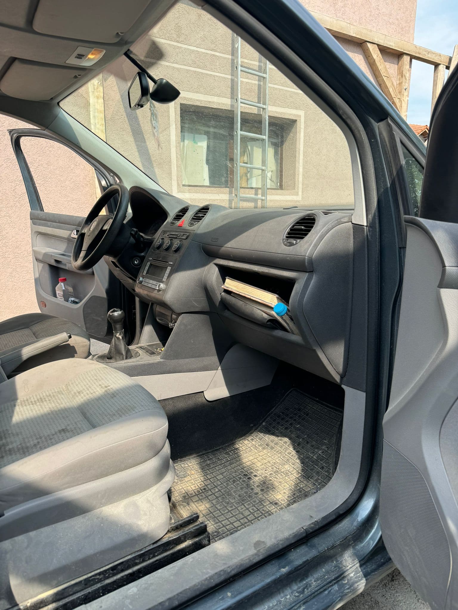 Sedište automobila pre dubinskog pranja u Autoperionici Jeti, Železnik