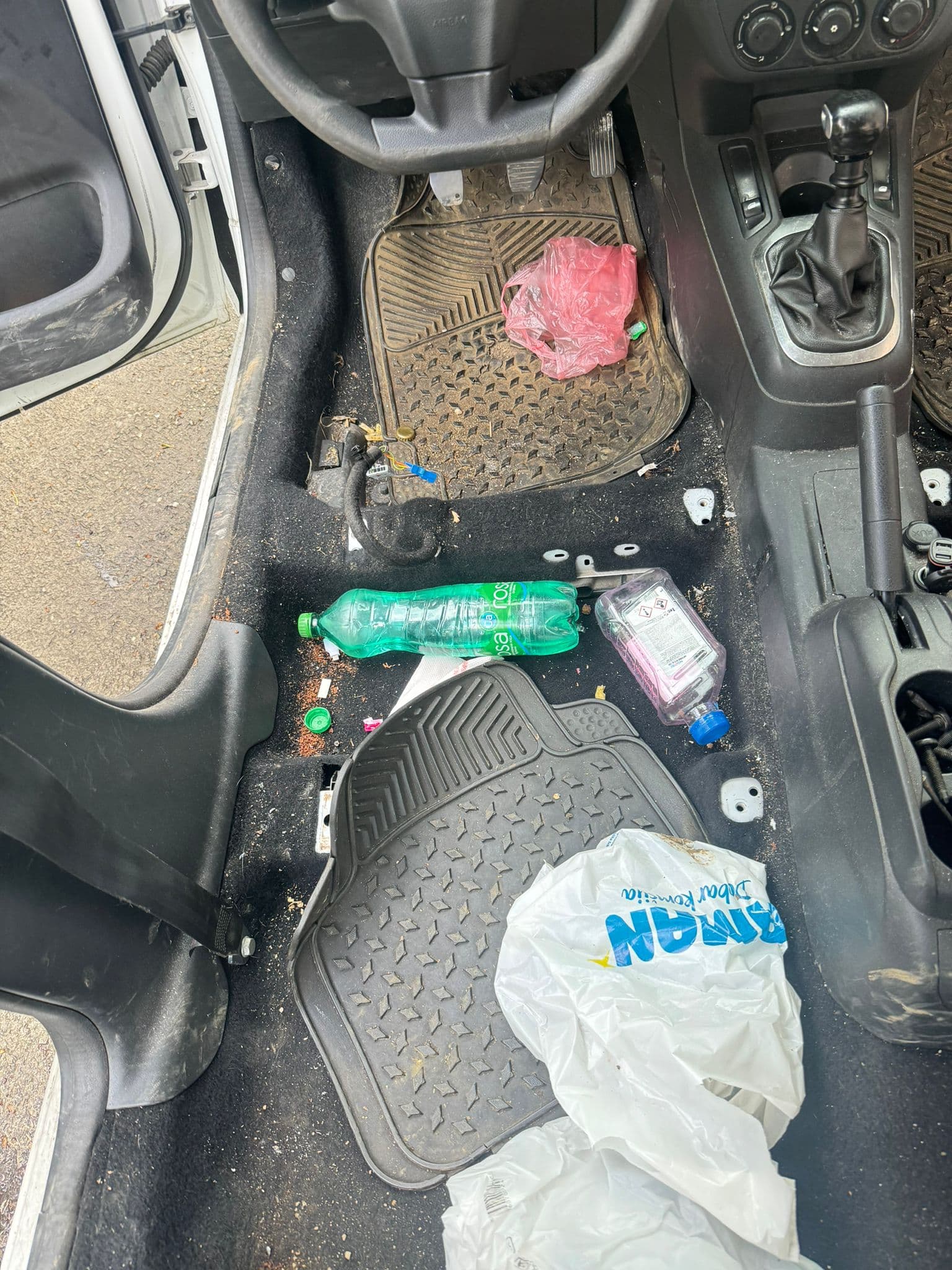 Zadnja klupa automobila pre dubinskog pranja u Autoperionici Jeti, Železnik