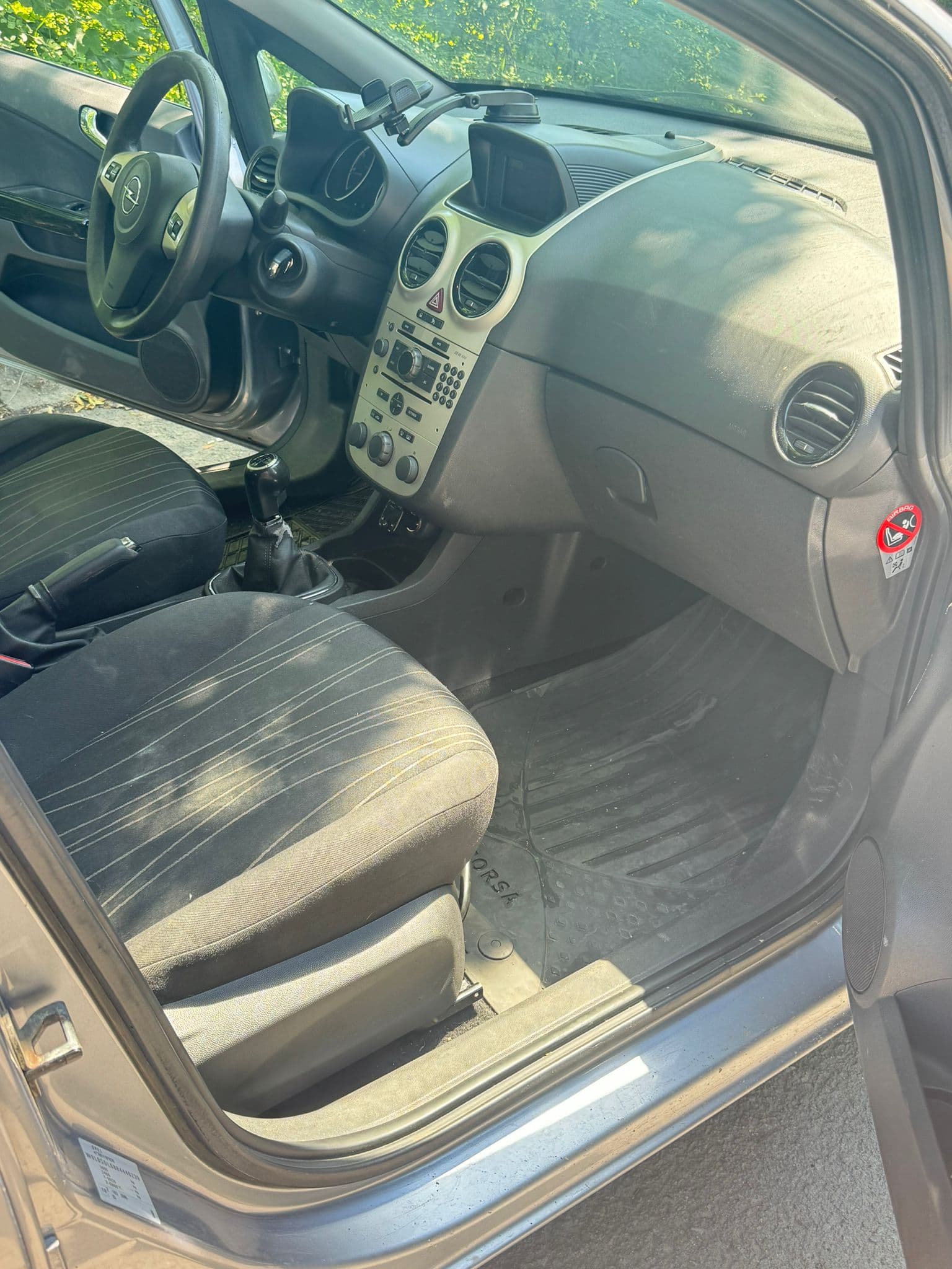 Enterijer automobila pre dubinskog pranja u Autoperionici Jeti, Železnik