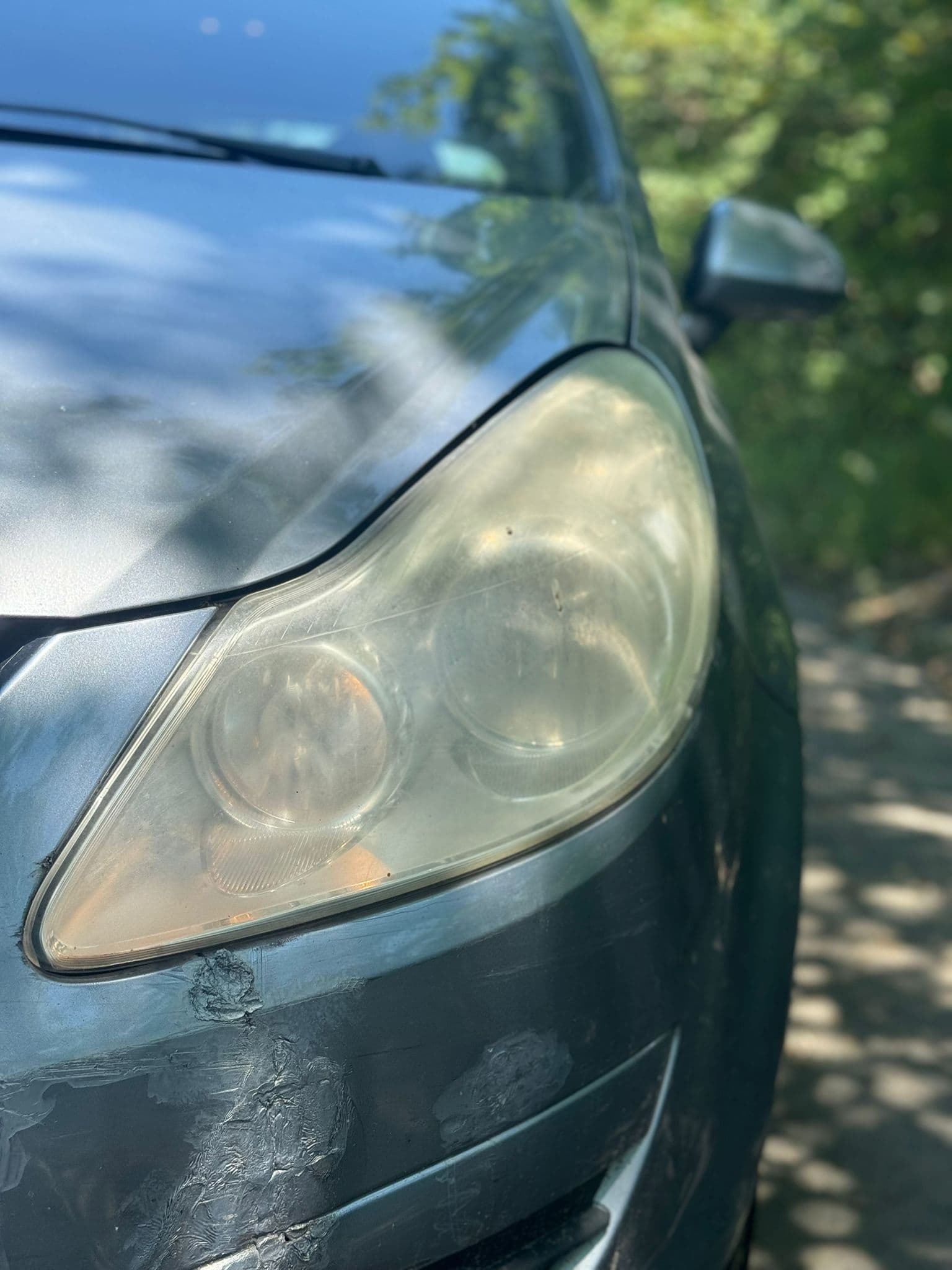 Levi far automobila pre poliranja u Autoperionici Jeti, Železnik