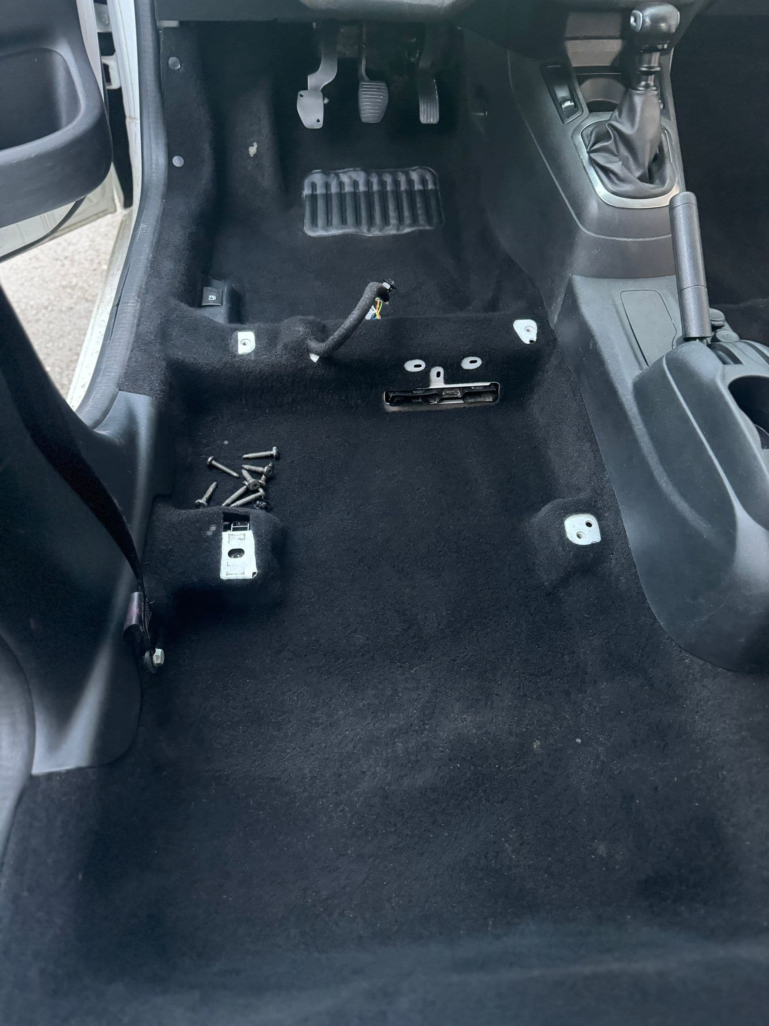 Zadnja klupa automobila posle dubinskog pranja u Autoperionici Jeti, Železnik