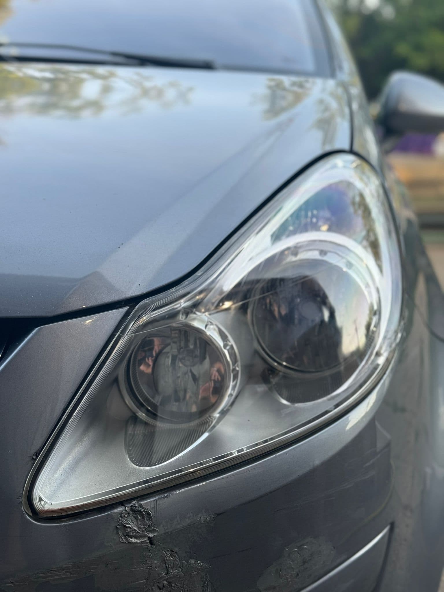 Levi far automobila posle poliranja u Autoperionici Jeti, Železnik
