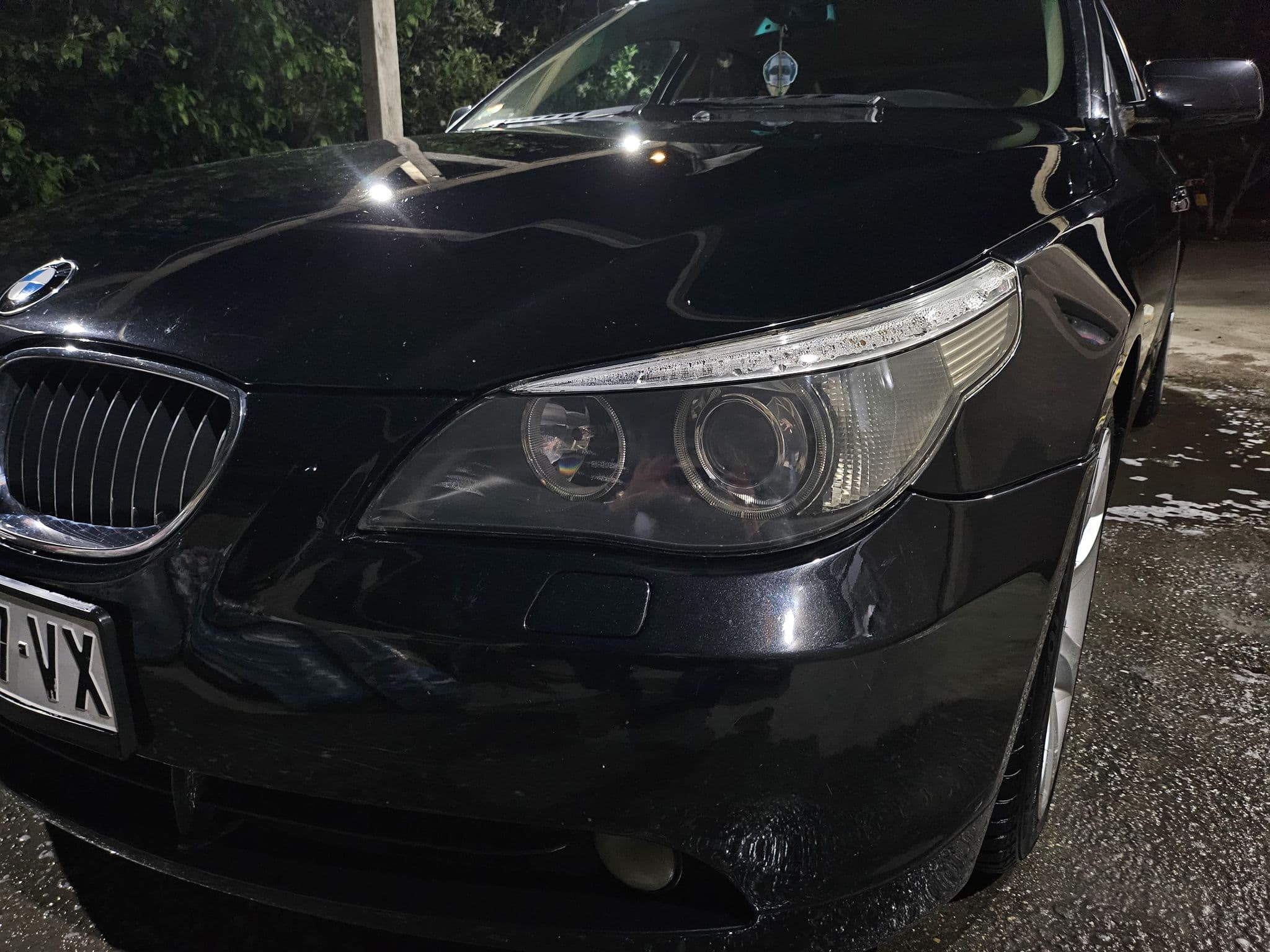 Desni far automobila posle poliranja u Autoperionici Jeti, Železnik
